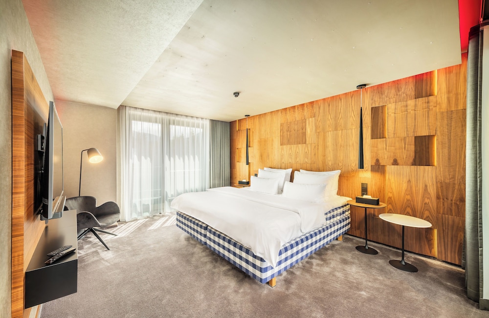 Kings, Apartment, Queen Bed, 2 Sofa