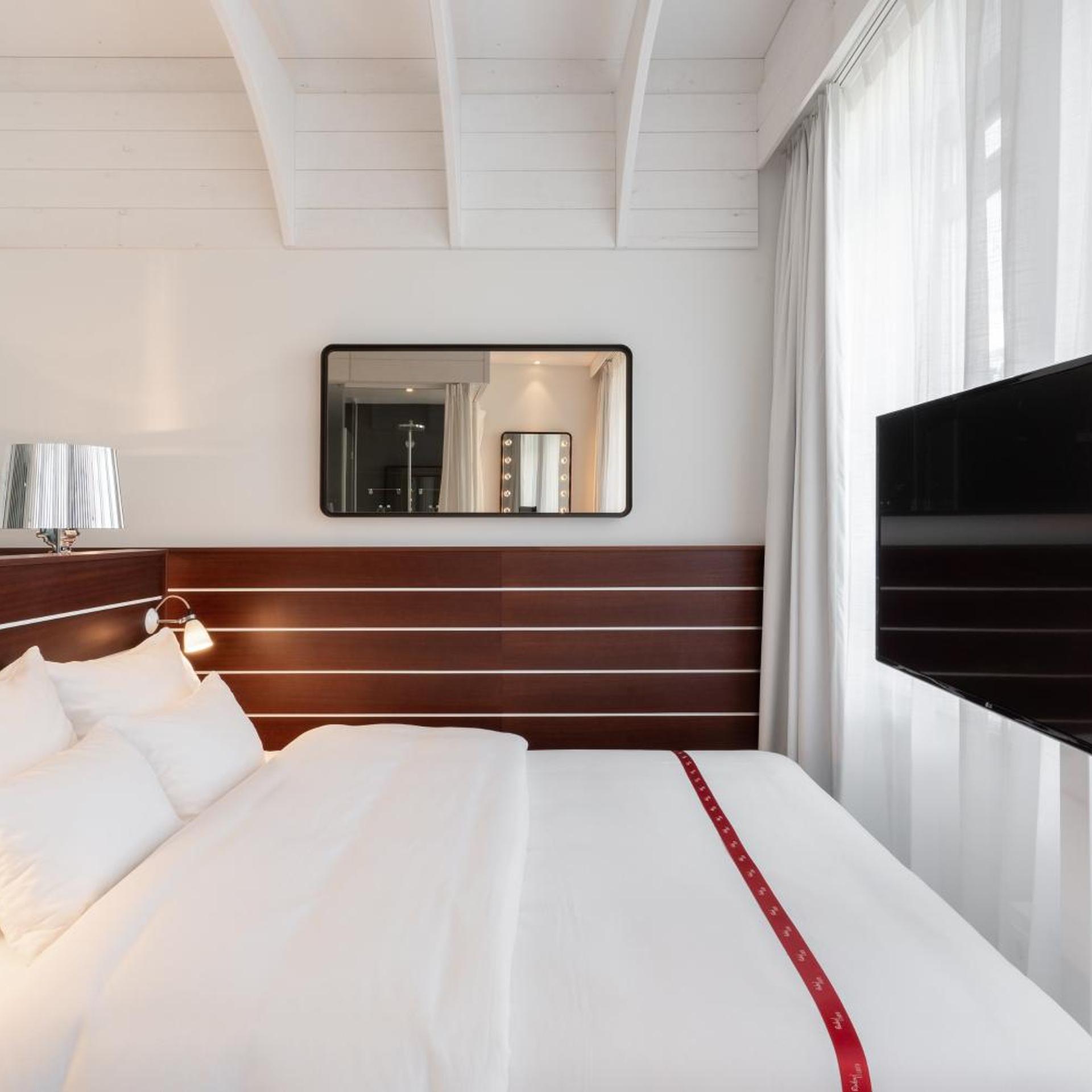 Nest, King Bed