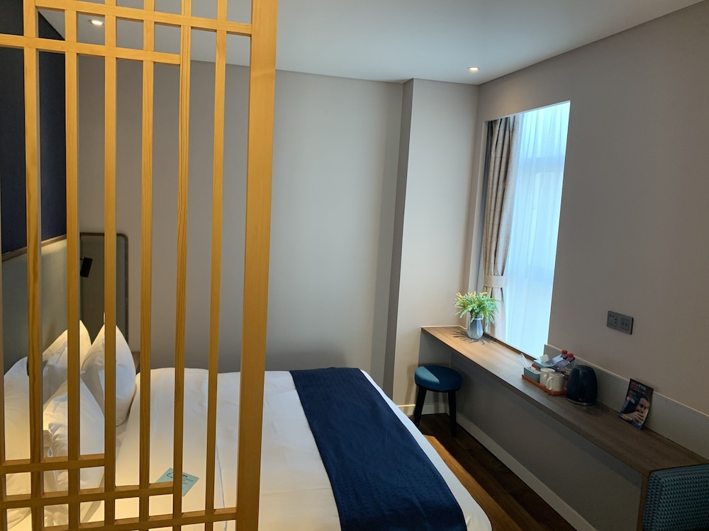 Holiday Inn Express Linyi West 35/82
