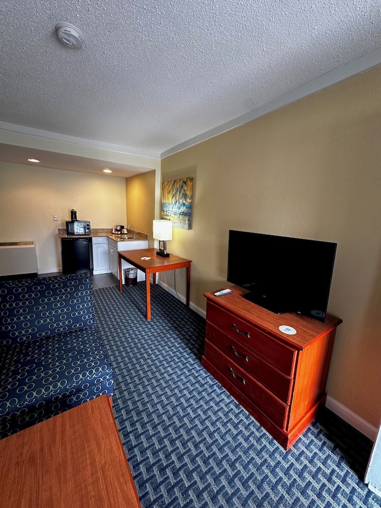 Ramada By Wyndham Virginia Beach 28/37