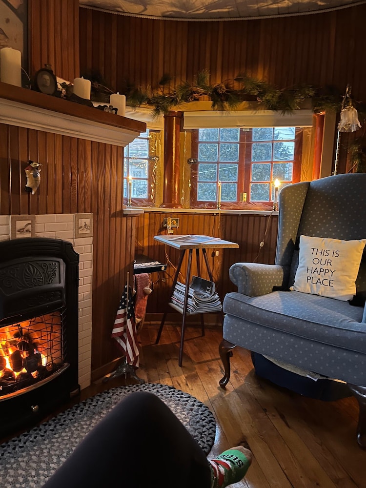 The Queen, A Victorian Bed and Breakfast 49/74