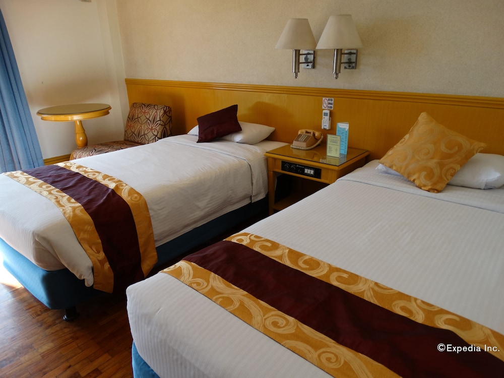 Aloha Hotel 17/48