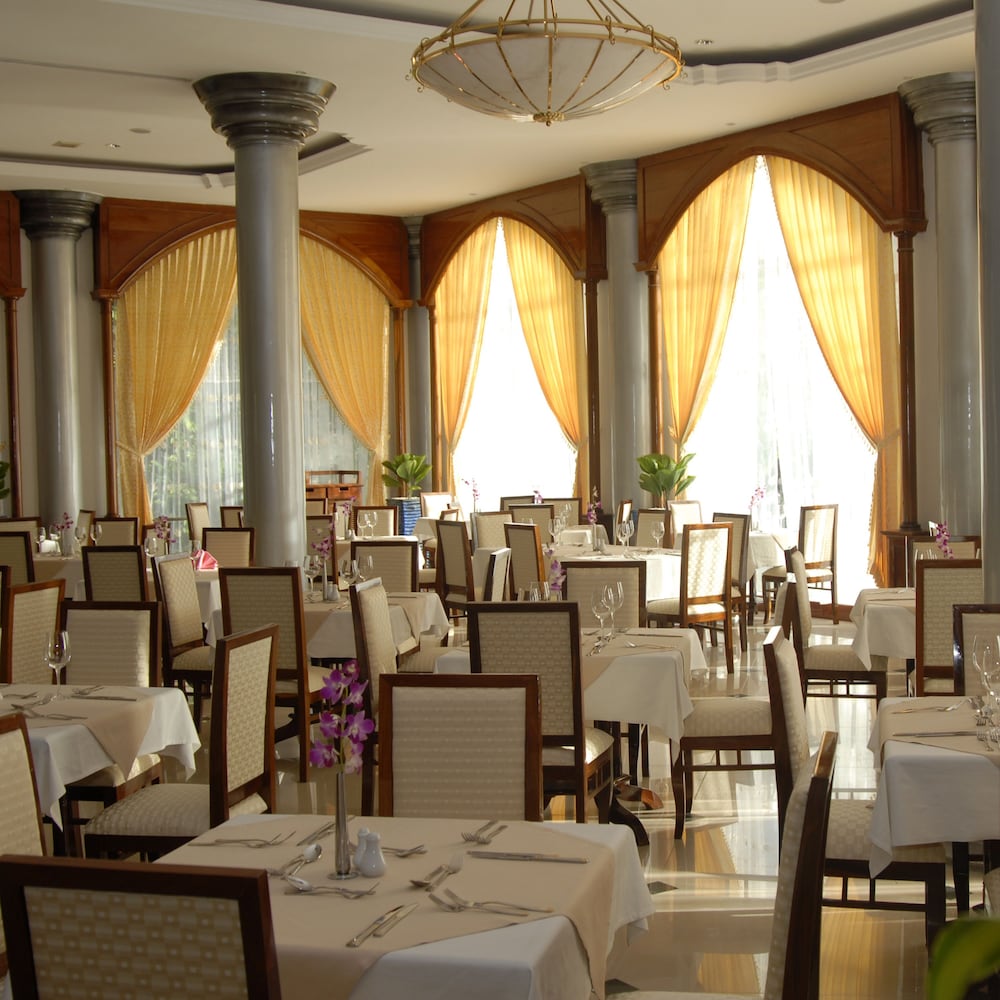 REE HOTEL 34/50