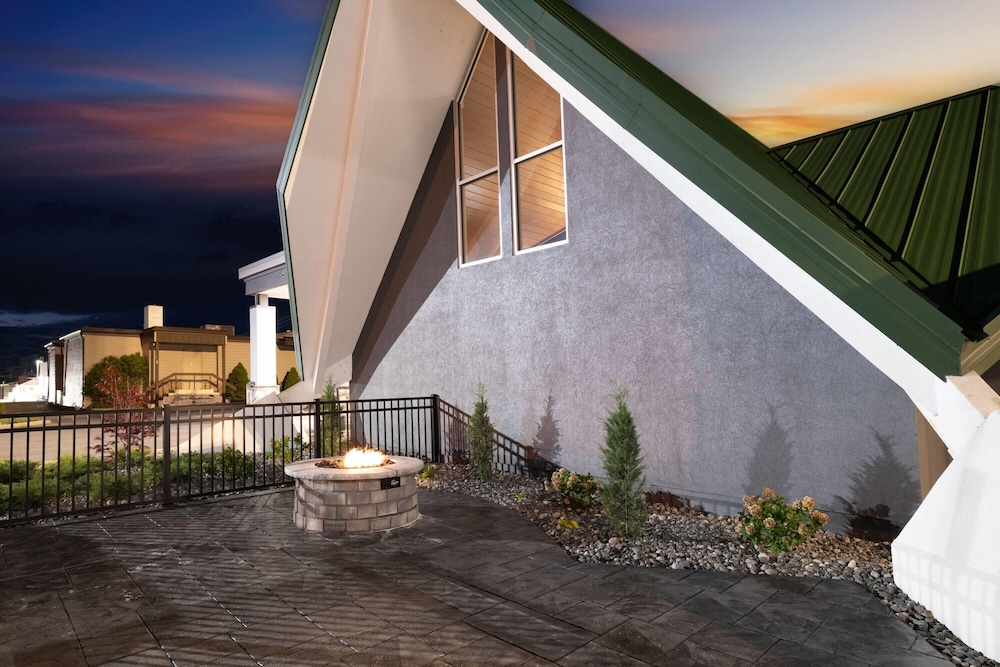 Wingate by Wyndham Geneva at SPIRE Academy 26/56