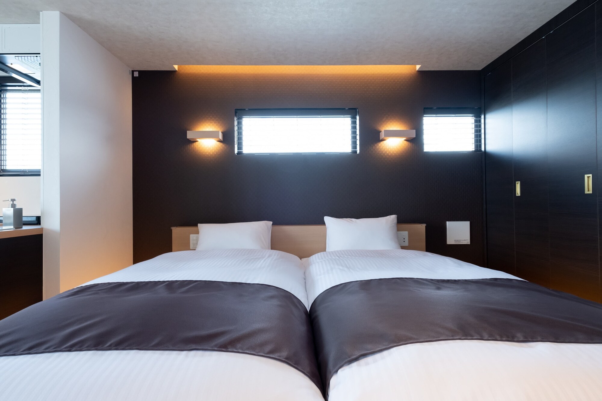 MODERN, STANDARD, TWIN BEDS