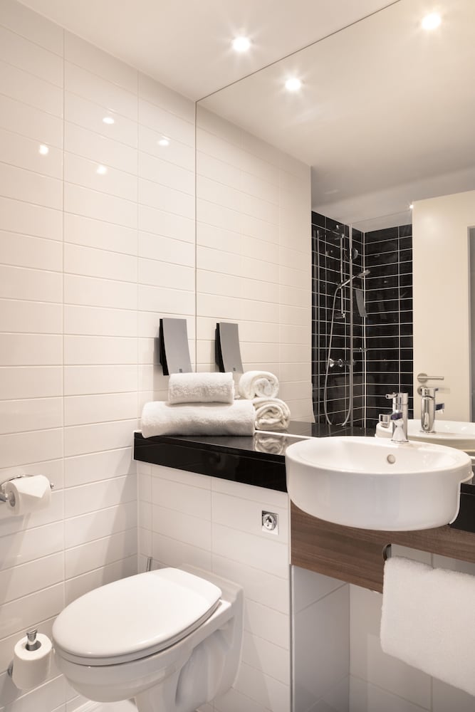 Holiday Inn Express Marseille Airport (ex Kyriad Marseille Provence Airport) 27/35