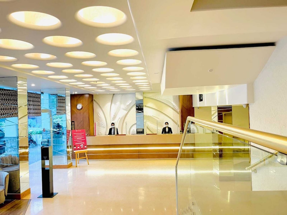 Centre Point Hotel 4/50
