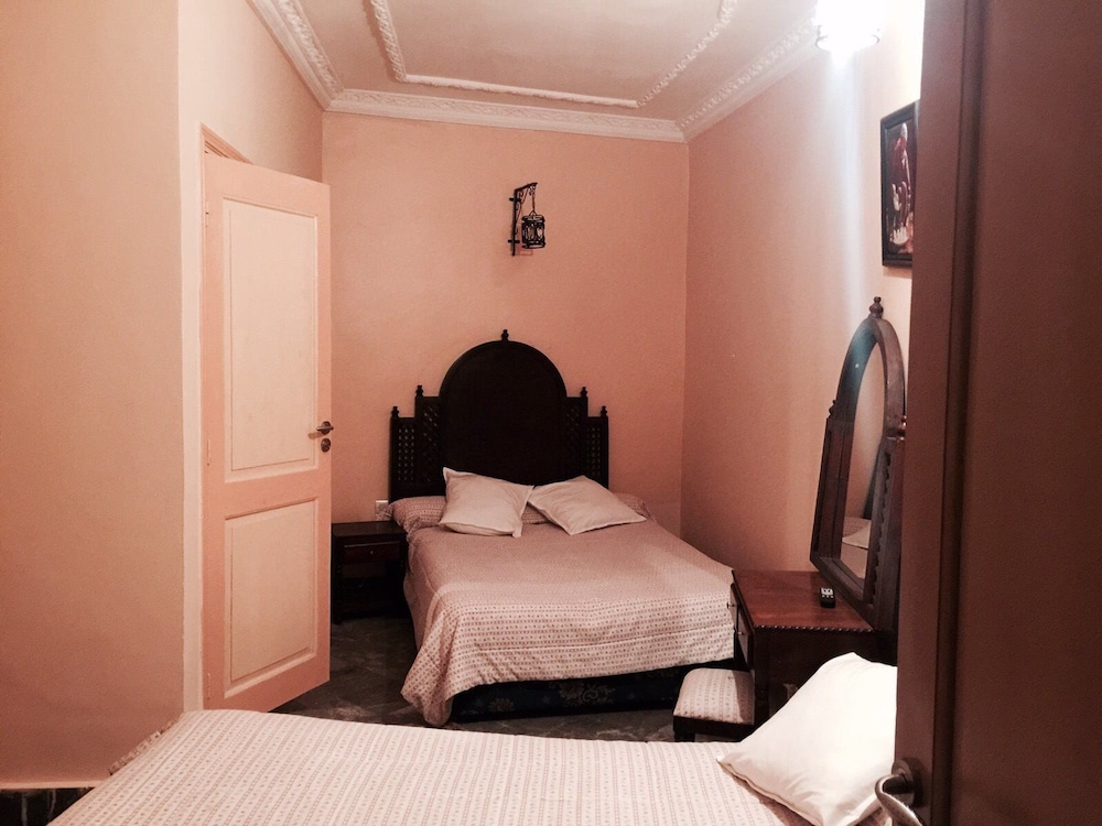 ROOM, DOUBLE OR TWIN BED