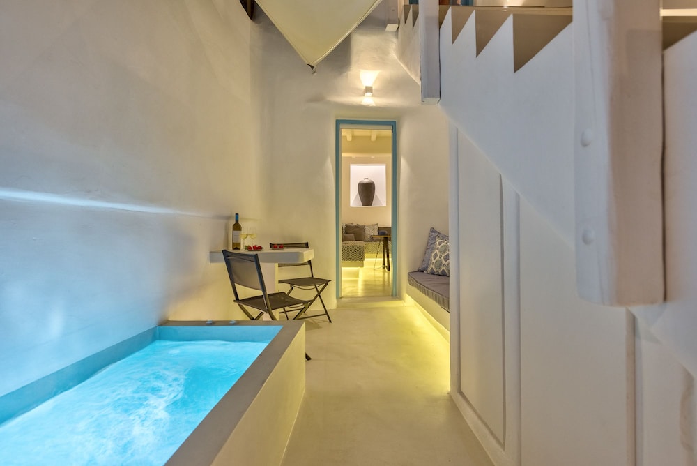 Mykonian Mews 28/50