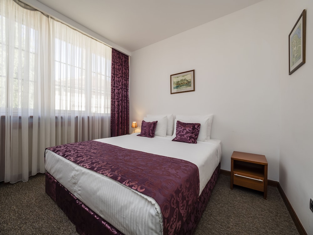 Le Petit Piaf Hotel 11/56