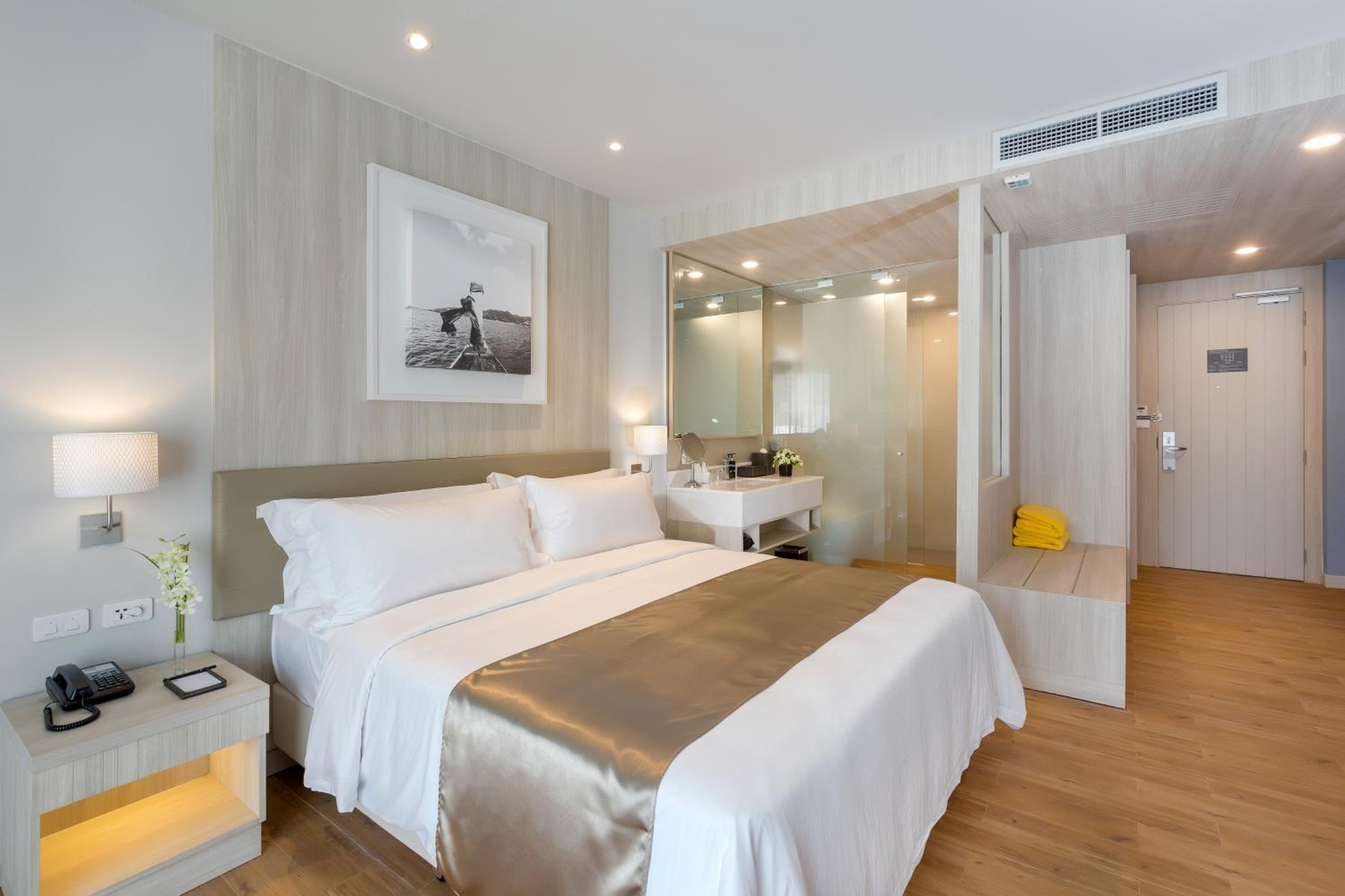 Deluxe, Double or Twin Bed, Pool View, Family Wing