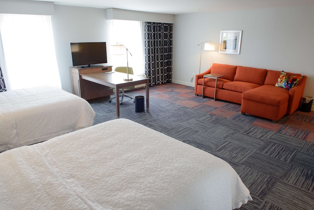 Hampton Inn & Suites Bay City, MI 24/51