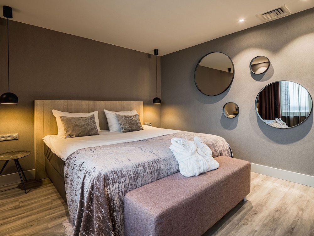 Skyline, Suite, Double Bed