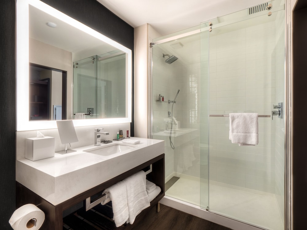 جناح تنفيذي ركني بسرير كينج مع أريكة، Marriott Tacoma Downtown 3/5