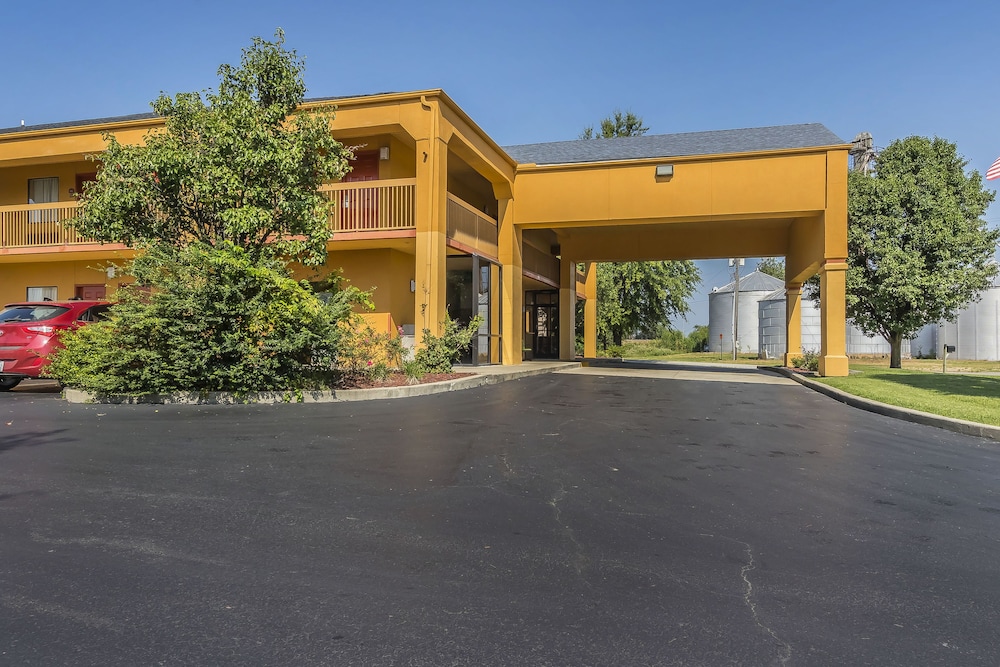Quality Inn Charleston - Sikeston 1/36