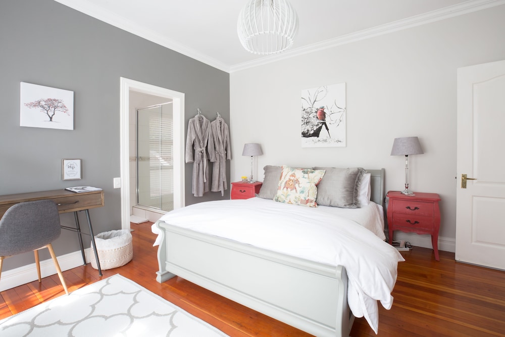 STANDARD, QUEEN BED