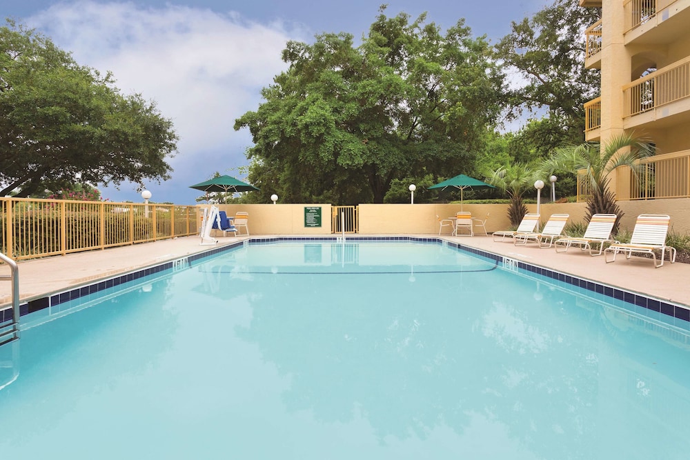 Days Inn by Wyndham Gainesville University I-75 7/37