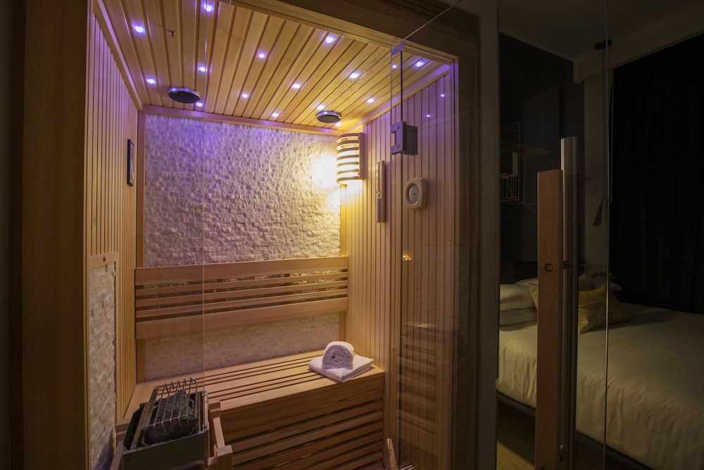 Trinity II with Sauna & Hot Tub 17/28