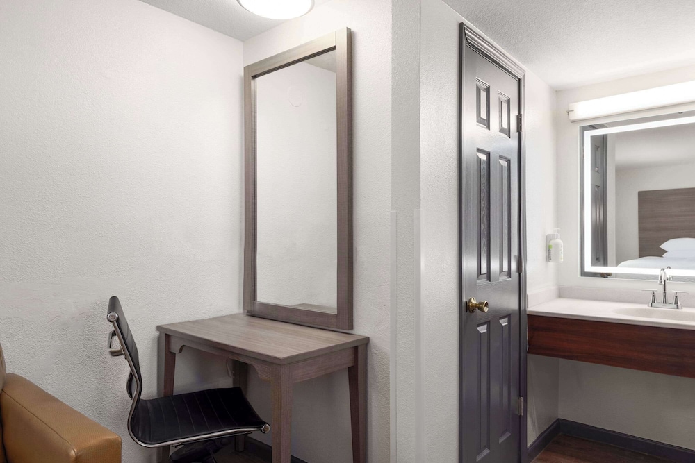 Ramada by Wyndham Medford Airport North 45/47