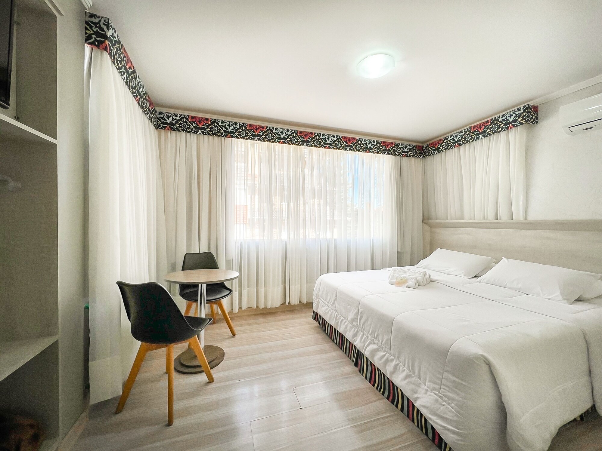 DELUXE, DOUBLE OR TWIN BED