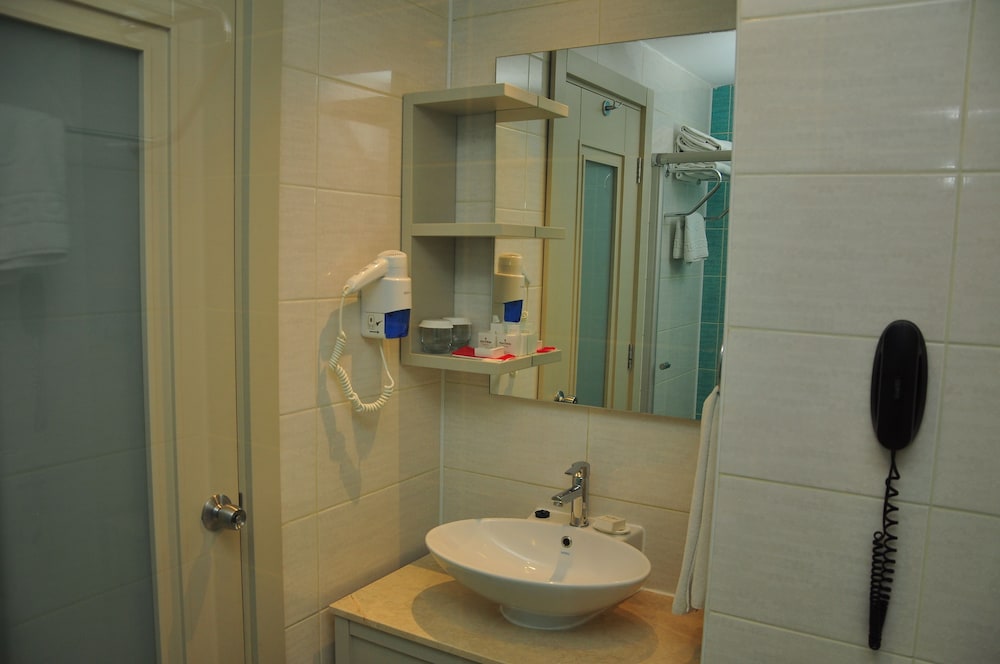 Port Side Resort Hotel 16/18