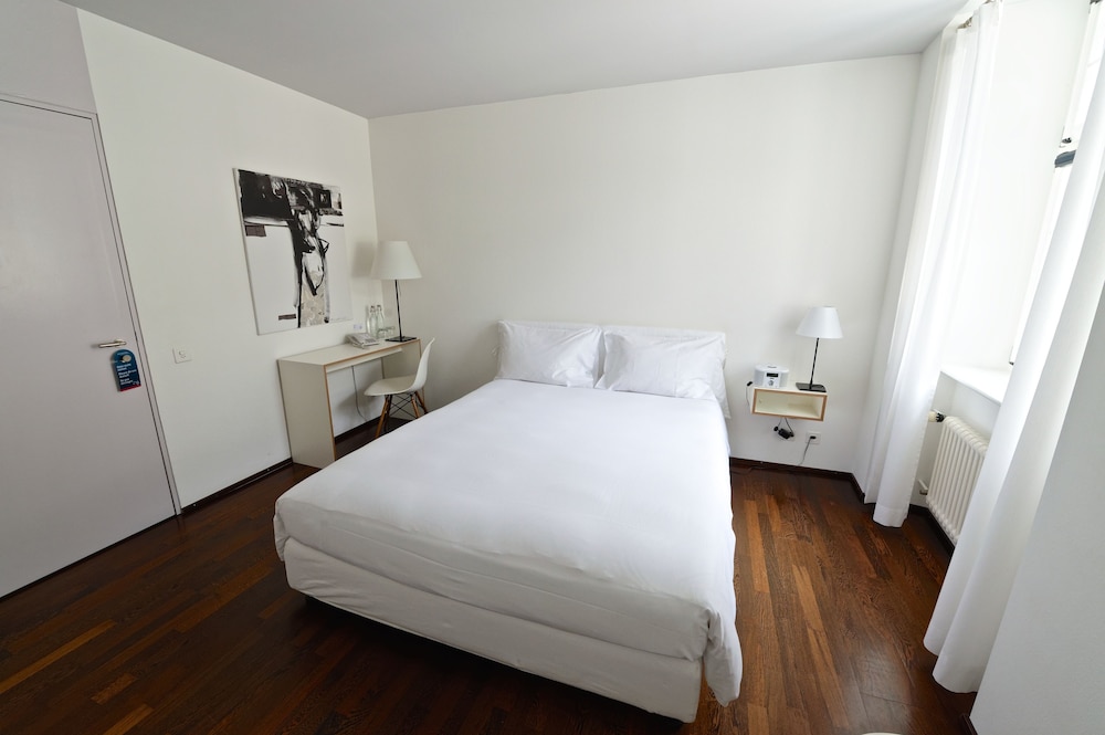 ROOM, QUEEN BED