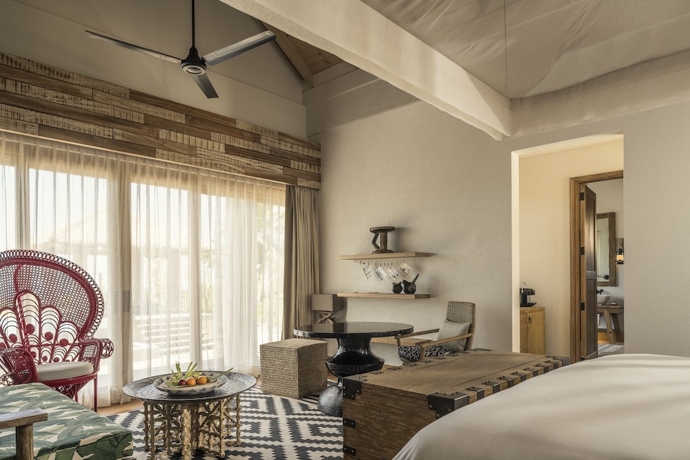 FOUR SEASONS RESORT SEYCHELLES AT DESROCHES ISLAND 31/58