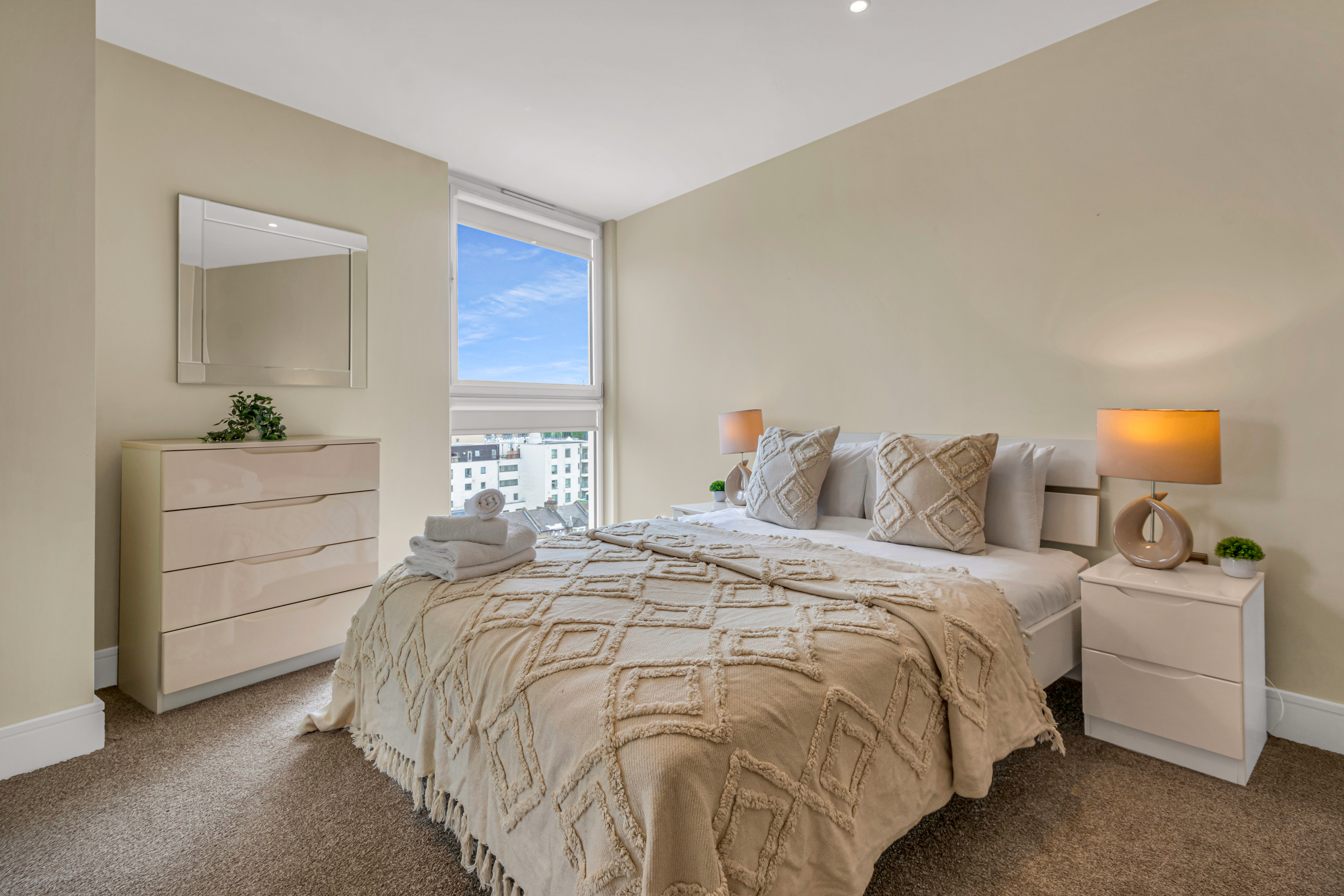 Luxurious Lanterns Court Two-Bedrooms Apartments 15/50