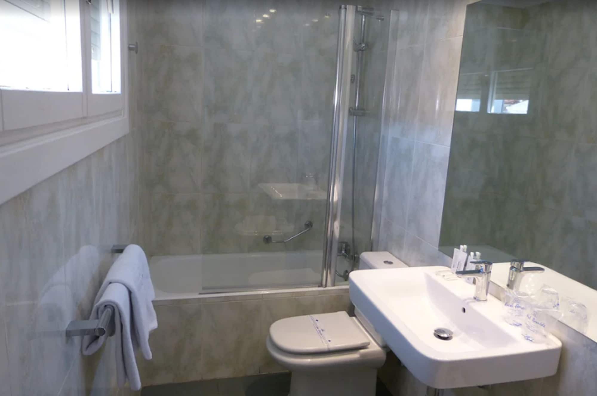 ROOM, 1 DOUBLE AND 1 SINGLE BED