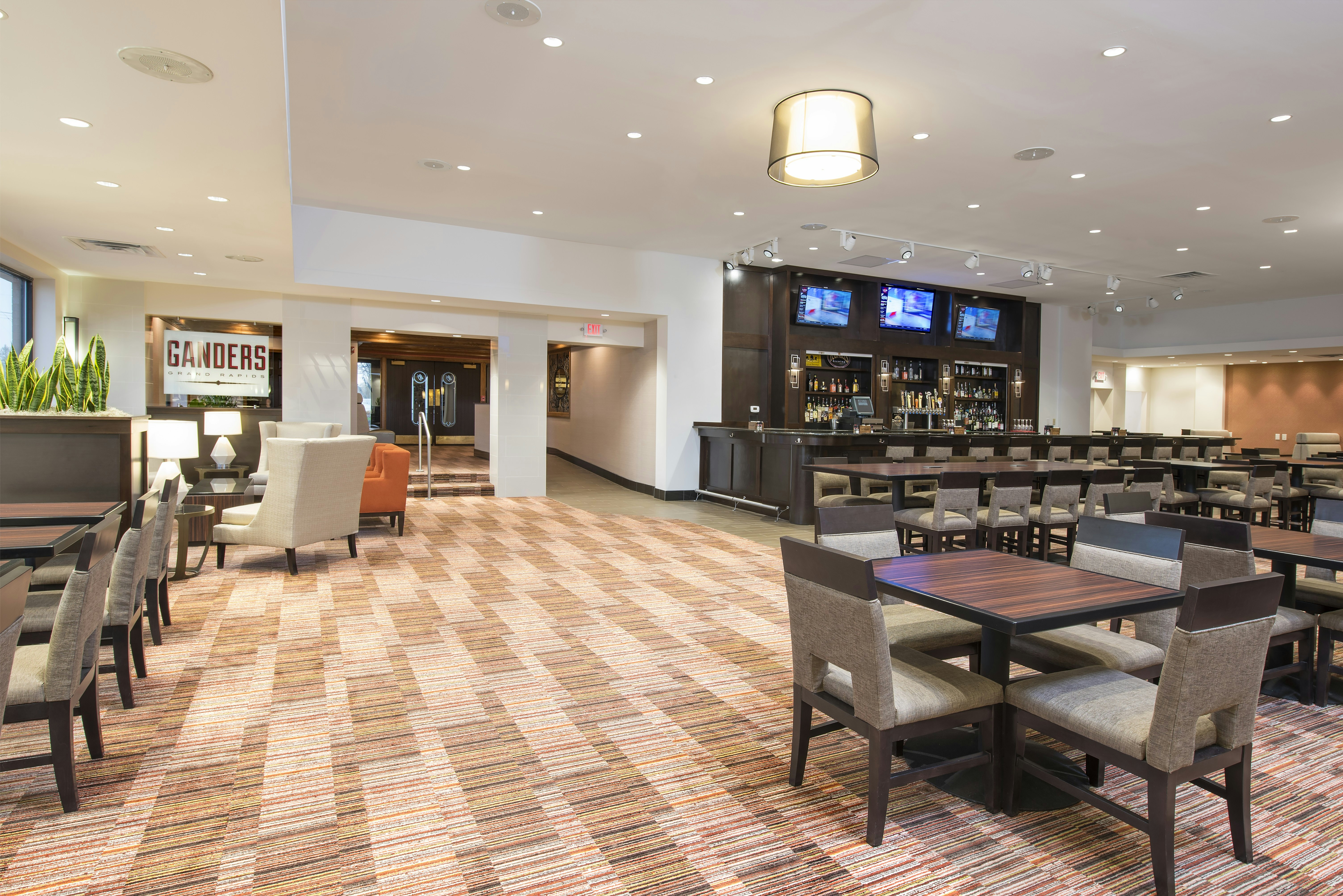 Doubletree By Hilton Hotel Grand Rapids Airport 35/53