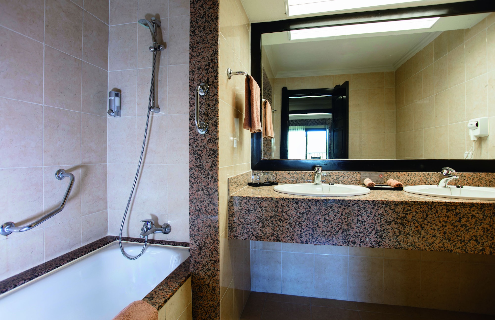 غرفة قياسية بسريرين مزدوجين بإطلالة على الحديقة، Hotel RIU Santa Fe 6/7