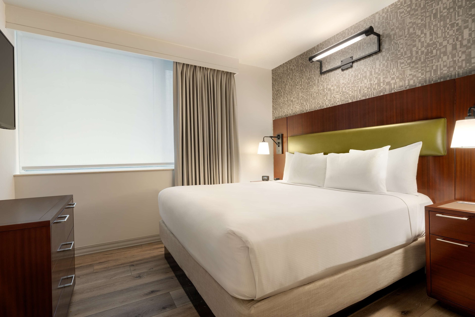 JUNIOR SUITE, KING BED