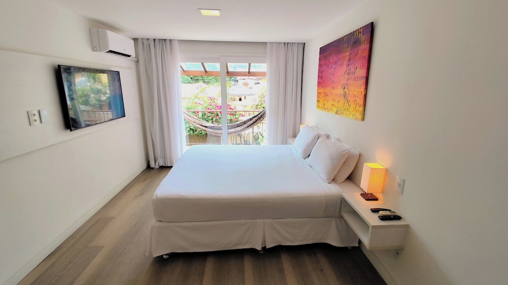 غرفة فاخرة بسرير كينج بشرفة