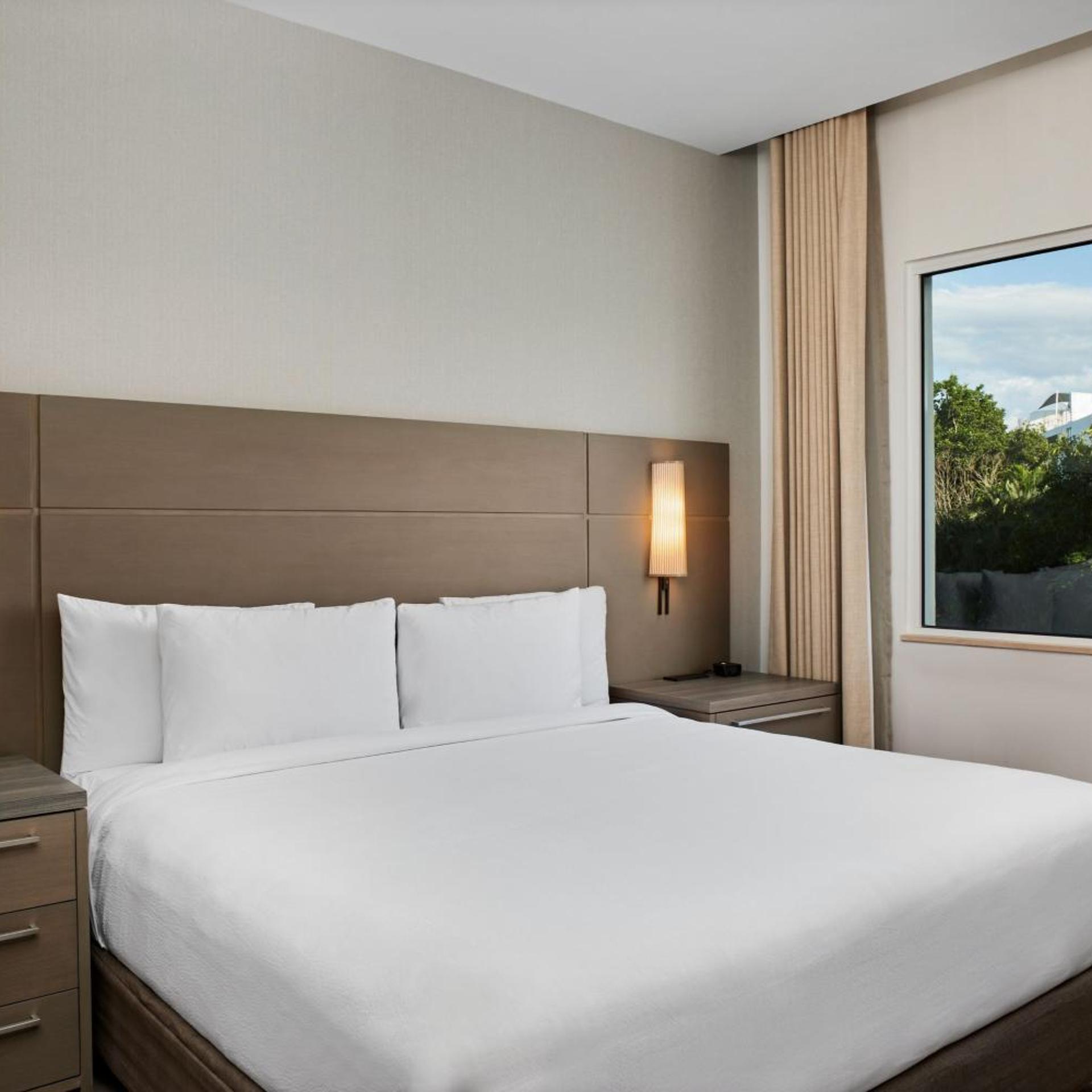 2 Bedrooms, Suite, Partial Golf View, Balcony