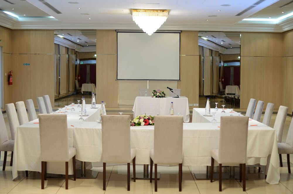 Sun Hall Hotel 66/70