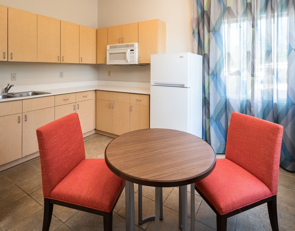 Holiday Inn Express And Suites Orlando International Airport 33/62