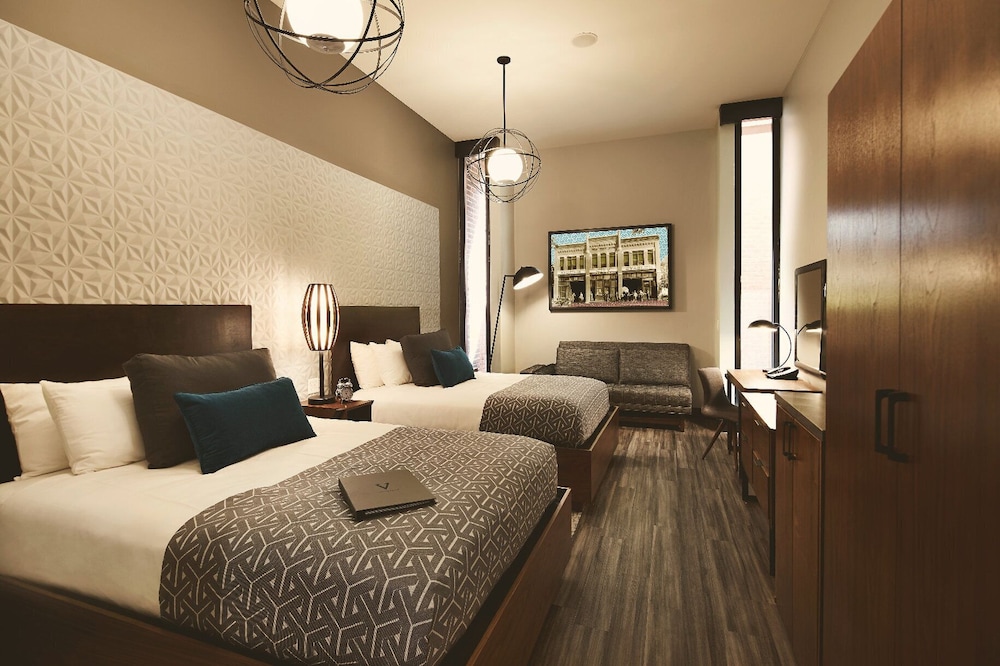 ROOM, QUEEN BED