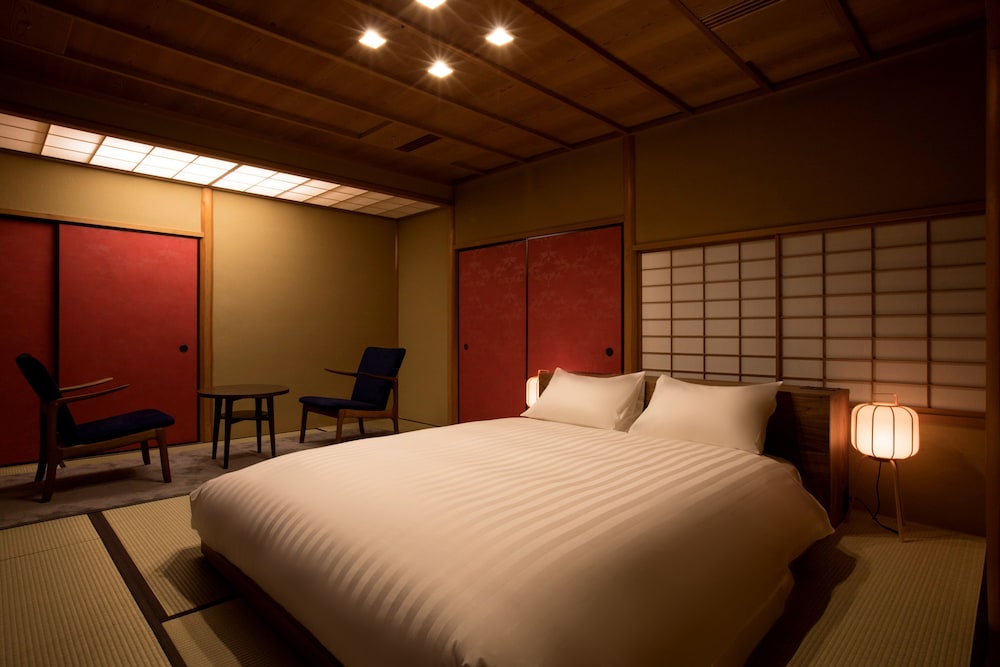 DELUXE, QUEEN BED, PRIVATE GARDEN, MAIN BUILDING