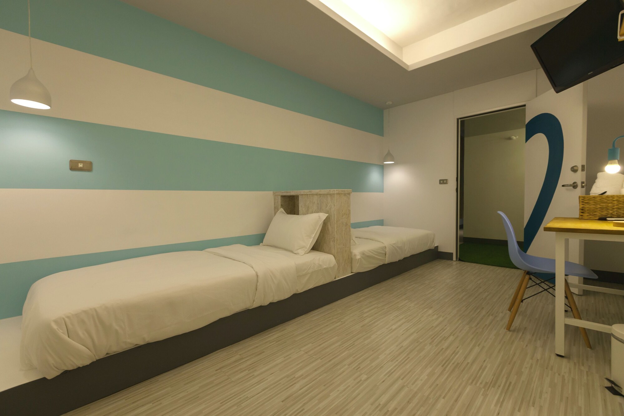 ROOM, TWIN BEDS, NO WINDOW, SMALL