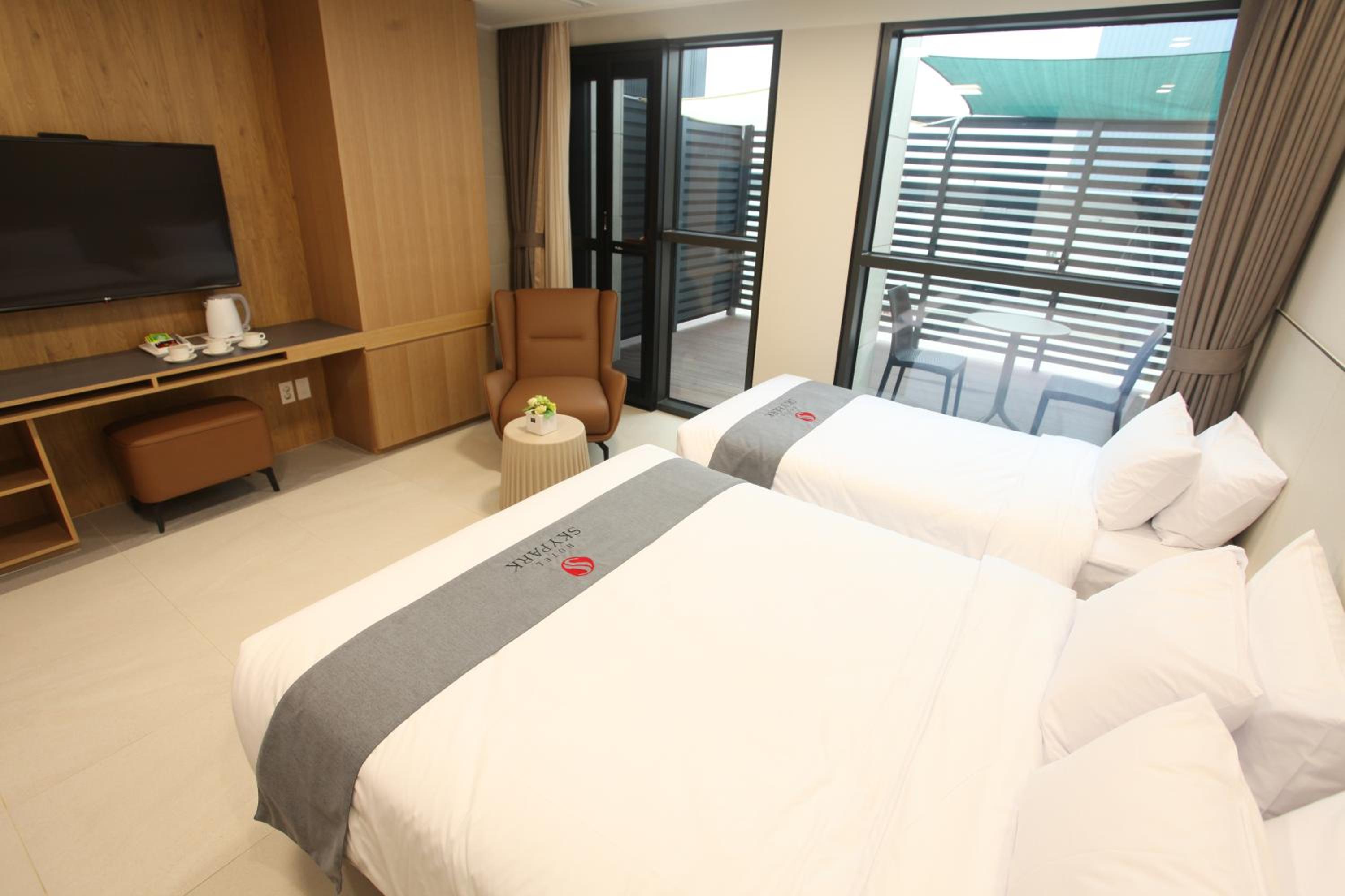 غرفة ديلوكس بشرفة، Hotel Skypark Daejeon I 5/10