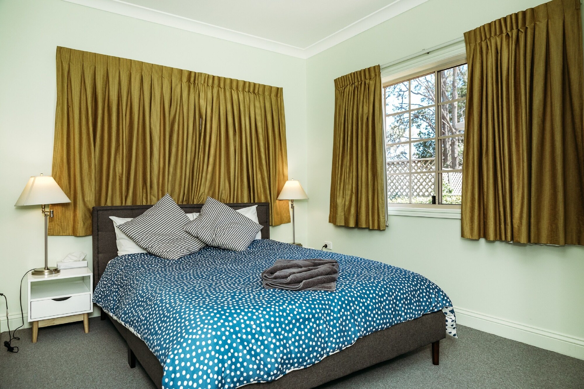 Deluxe, Town House