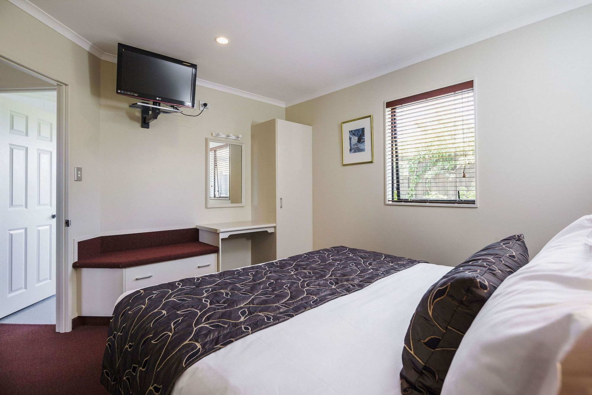1 Bedroom, Suite, 1 King and 1 Single Beds