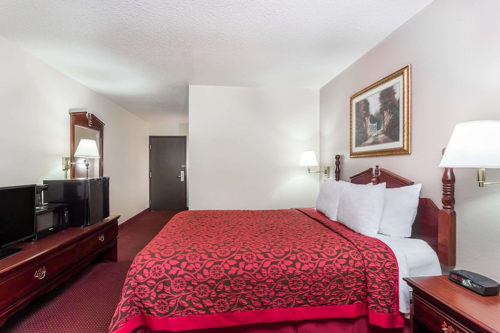Days Inn & Suites by Wyndham Kaukauna WI 25/58