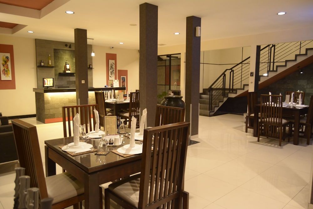 Puri Chorus Hotel 47/57