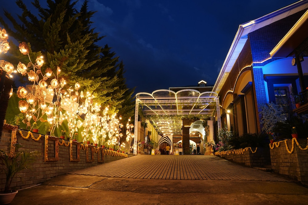 Sterling Banquet and Hotel 4/50
