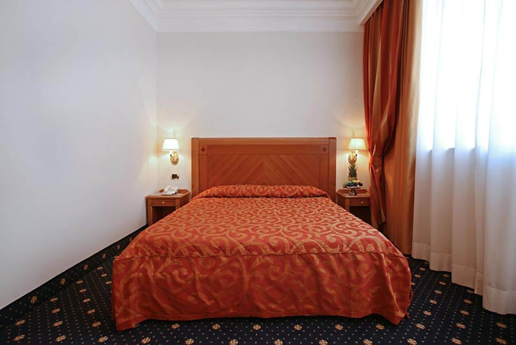 ROOM, SINGLE