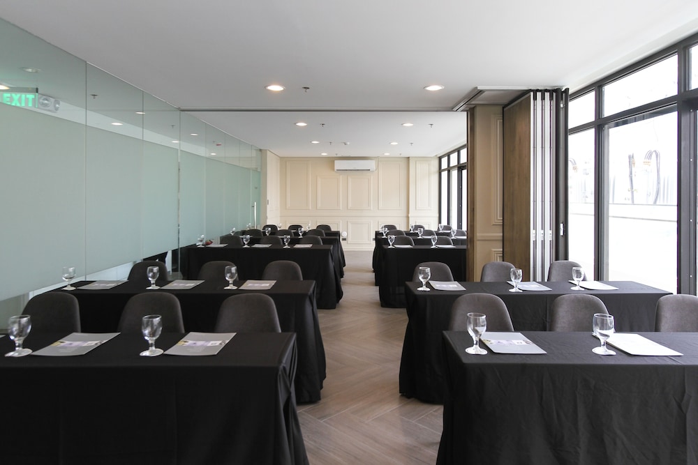 Privato Makati 30/41