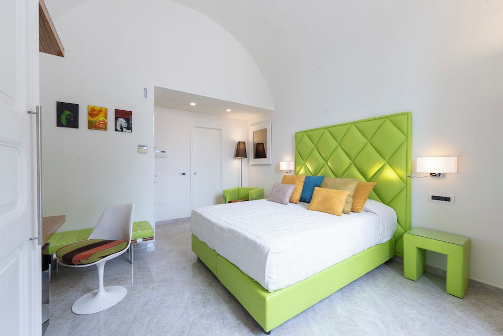 PREMIUM, DOUBLE BED, PARTIAL SEA VIEW