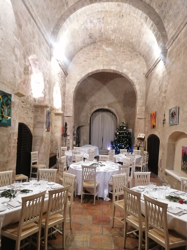 Abbaye de Sainte Croix 65/81