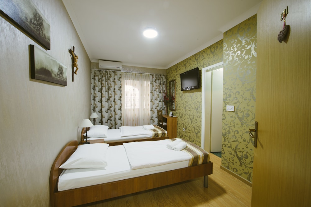 Hotel Flowers 30/71